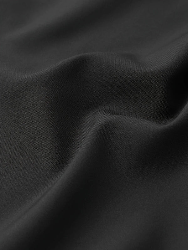Zwarte satijnen stof close-up, gladde textuur, luxe uitstraling, geschikt voor kleding en interieur, hoogwaardige kwaliteit, elegant en stijlvol.