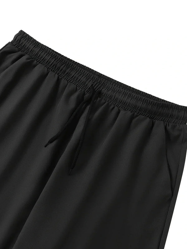 Zwarte joggingbroek met elastische tailleband en trekkoord, comfortabele sportkleding voor heren, ideaal voor fitness en casual gebruik.