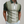 Gestreept poloshirt met halve rits in groen- en beigetinten, gedragen door een man. Modieuze herenkleding, casual stijl, comfortabele pasvorm.