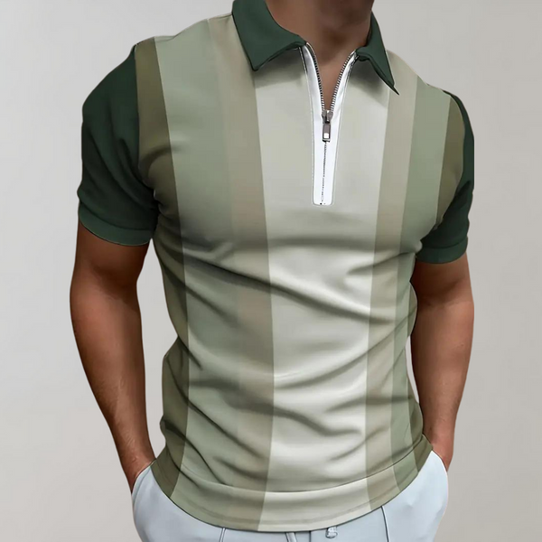 Gestreept poloshirt met halve rits in groen- en beigetinten, gedragen door een man. Modieuze herenkleding, casual stijl, comfortabele pasvorm.