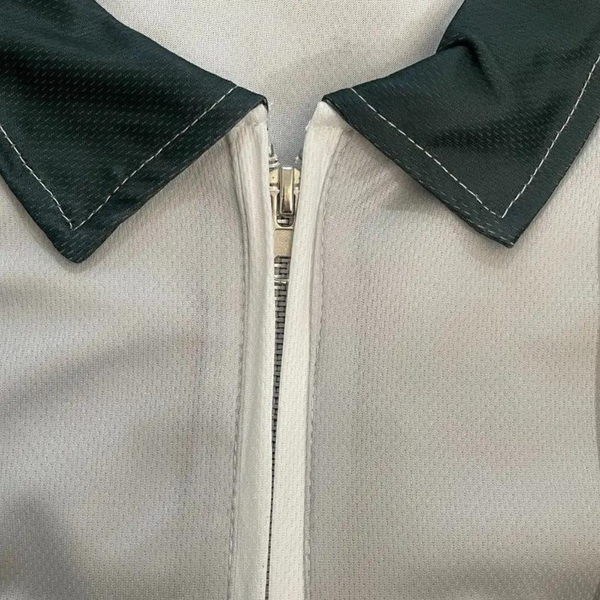 Grijs poloshirt met zwarte kraag en ritssluiting, sportieve stijl, ademende stof, ideaal voor casual en sportieve gelegenheden.