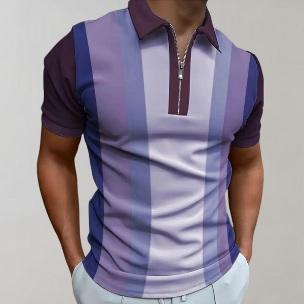 Paars gestreept poloshirt met halve rits, gedragen door een man. Modieuze herenkleding, casual stijl, comfortabele pasvorm.