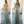 Vrouw in groene, veelzijdige maxi-jurk met open rug en halternek, geschikt voor bruiloften en feesten. Stijlvolle boho-look, perfecte pasvorm.