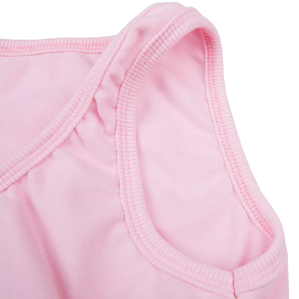 Roze katoenen tanktop voor dames, close-up van de schouderband en zoom, comfortabele en ademende stof, casual zomeroutfit.