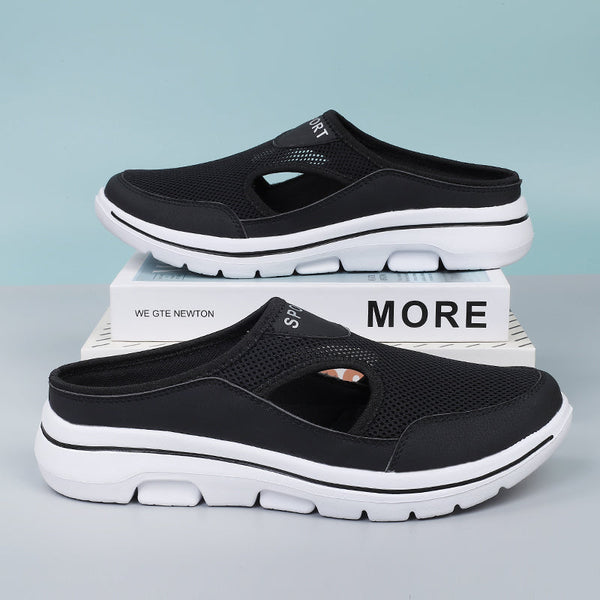 Zwarte sportieve instapschoenen met ademend mesh, witte zool en comfortabele pasvorm. Perfect voor casual en sportieve activiteiten.