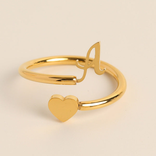 Gouden armband met hart en letter "A", minimalistisch design, gepersonaliseerd sieraad, perfect cadeau voor vrouwen, elegante polsaccessoire.