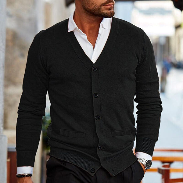 Zwarte heren cardigan met knopen, gedragen over een witte overhemd. Stijlvolle herenkleding, geschikt voor casual en zakelijke gelegenheden.