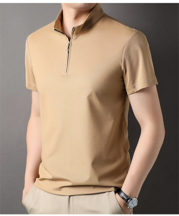 Beige herenpolo met korte mouwen en ritssluiting, gedragen door een man. Stijlvolle casual kleding, ideaal voor zomermode en comfort.