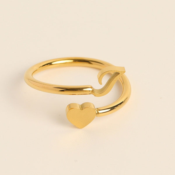 Gouden ring met hartvormig en abstract ontwerp, minimalistisch en elegant, perfect als cadeau of accessoire, modieuze sieraden voor dames.
