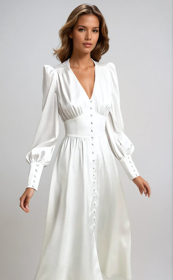Vrouw in elegante witte satijnen jurk met lange mouwen en knoopsluiting, modieuze kleding, stijlvolle damesmode, chique avondjurk.