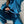Vrouw in blauwe hoodie en joggingbroek op witte bank, casual mode, comfortabele loungewear, trendy sportkleding, relaxte stijl.