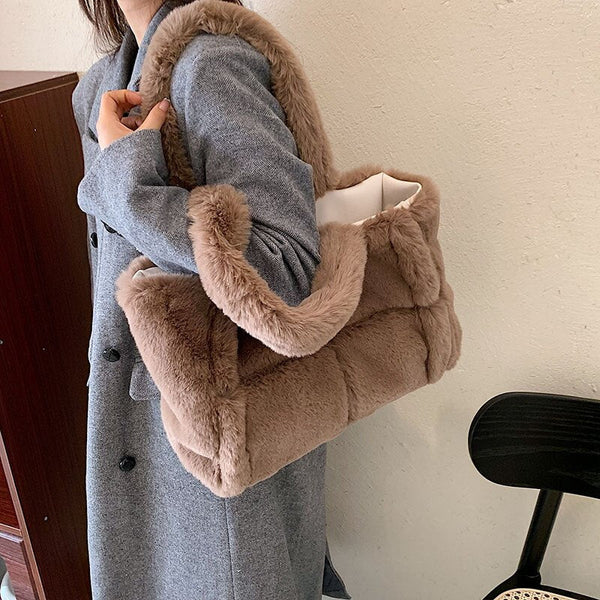 Vrouw met grijze jas draagt een zachte, bruine faux fur schoudertas. Stijlvolle wintermode, trendy accessoires, warme uitstraling.