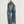 Man in losse, vintage blauwe spijkerbroek en witte sneakers, casual mode, streetwear stijl, witte achtergrond, trendy herenkleding.