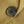 Grote zwarte knoop op beige colbertstof, close-up. Modieuze herenkleding, detail van jas, textuur en stijl.