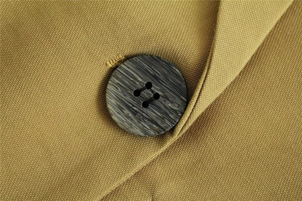 Grote zwarte knoop op beige colbertstof, close-up. Modieuze herenkleding, detail van jas, textuur en stijl.