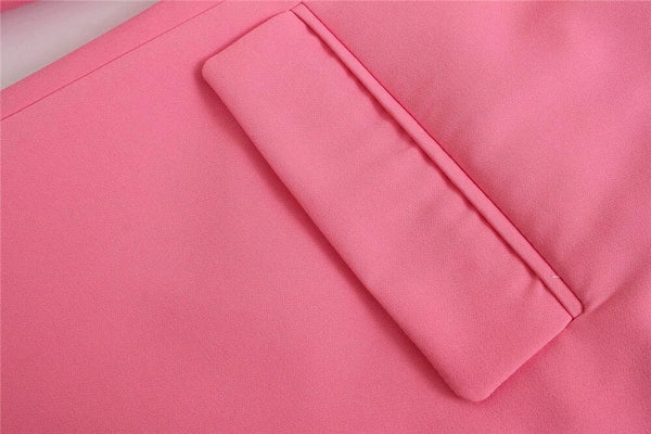 Roze damesblazer met stijlvolle zak, gemaakt van hoogwaardige stof. Perfect voor modieuze zakelijke outfits en elegante gelegenheden.