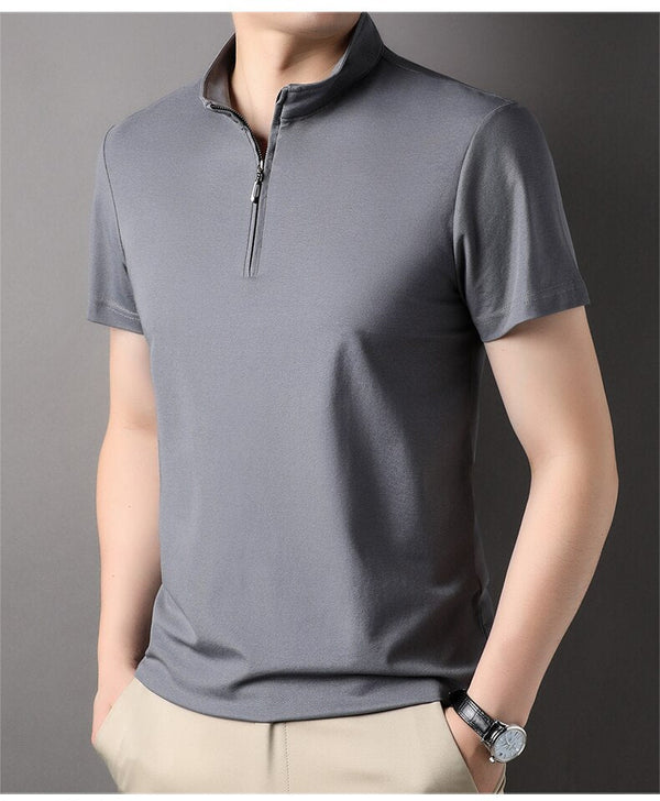 Grijs poloshirt met ritssluiting voor heren, korte mouwen, casual stijl, ideaal voor zomer, gemaakt van ademende stof, modieus en comfortabel.