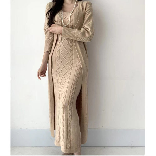Vrouw in beige gebreide maxi-jurk met kabelpatroon en lange mouwen, stijlvolle herfst- en wintermode, elegant en trendy design.
