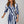 Stijlvolle vrouw in blauw-witte gestreepte jurk, knoopdetail, lange mouwen. Modieuze dameskleding, elegant design, trendy outfit.