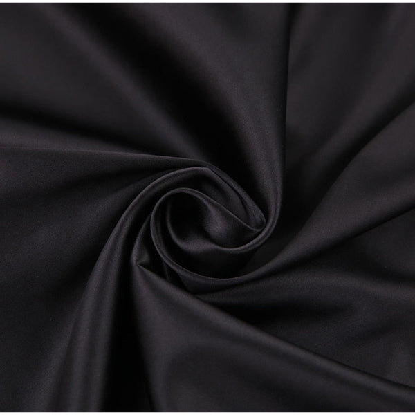 Zwarte satijnen stof close-up, glanzend en glad, ideaal voor kleding en interieurdecoratie. Luxe textiel, elegant en veelzijdig gebruik.