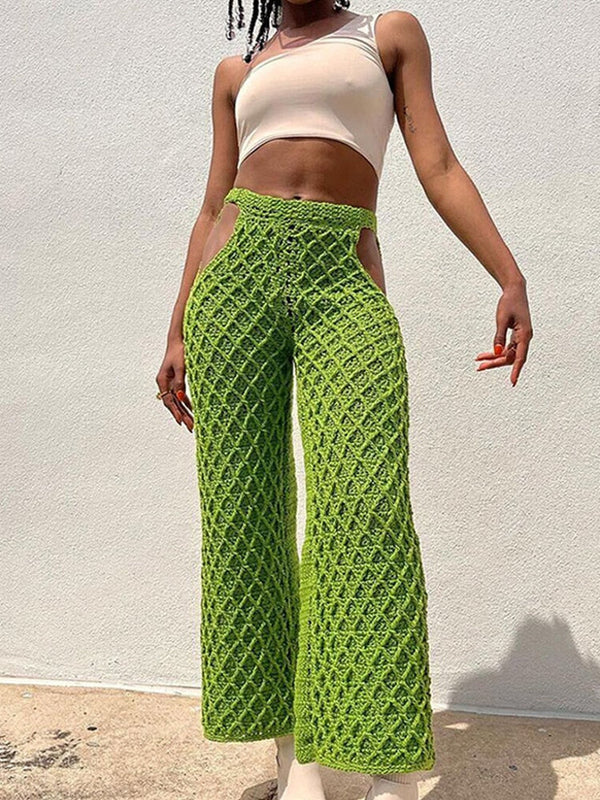 Vrouw in groene gehaakte broek en witte crop top tegen witte achtergrond, modieuze zomerkleding, trendy damesmode, casual outfit.