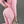 Vrouw in roze loungepak met Gucci-tas en smartphone, grijze achtergrond. Comfortabele damesmode, trendy accessoires, casual stijl.