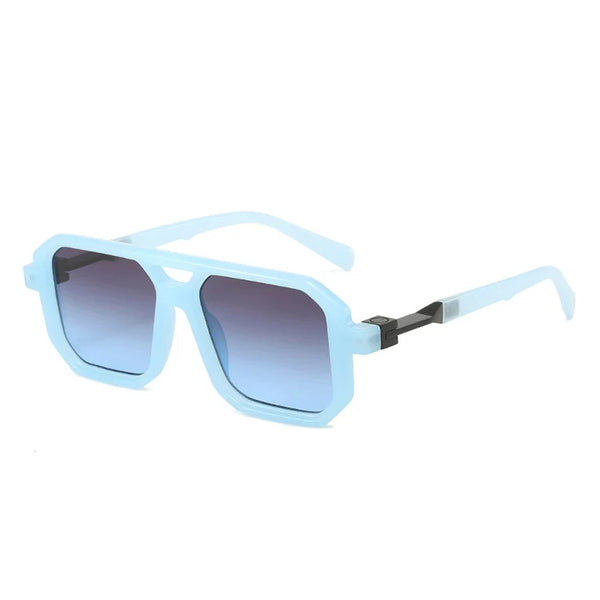 Lichtblauwe zonnebril met vierkante glazen en zwarte accenten, unisex design. Trendy accessoire voor zomer, UV-bescherming, modieuze uitstraling.