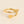 Gouden ring met hart en letter M, minimalistisch design, gepersonaliseerde sieraden, perfect cadeau voor vrouwen, elegante en stijlvolle accessoire.