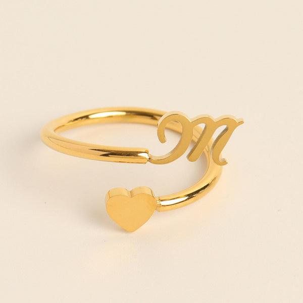 Gouden ring met hart en letter M, minimalistisch design, gepersonaliseerde sieraden, perfect cadeau voor vrouwen, elegante en stijlvolle accessoire.