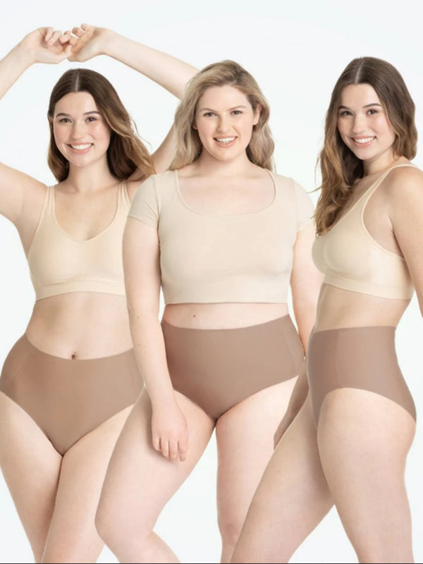 Drie vrouwen in naadloos shapewear ondergoed en tops in huidskleur tonen comfort en stijl. Perfecte pasvorm, body shaping, naadloze lingerie.