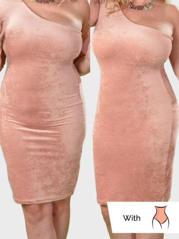 Tweedelige afbeelding van een vrouw in een roze fluwelen jurk, met en zonder zwarte shaperpanty. Perfecte pasvorm, slankmakend effect.