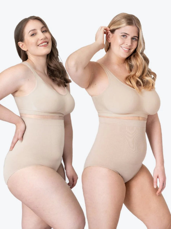 Twee vrouwen dragen naadloze, huidkleurige shapewear slipjes en bh's. Comfortabele, corrigerende ondermode voor een gestroomlijnd silhouet.