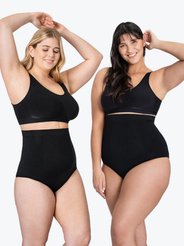 Twee vrouwen dragen zwarte shapewear slipjes en bh's, ontworpen voor comfort en ondersteuning. Ideaal voor dagelijks gebruik en figuurcorrectie.