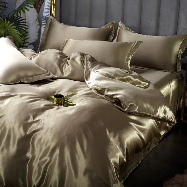 Luxe zijden beddengoedset in goudkleur, inclusief dekbedovertrek, hoeslaken en kussenslopen. Elegant satijn voor een stijlvolle slaapkamer.