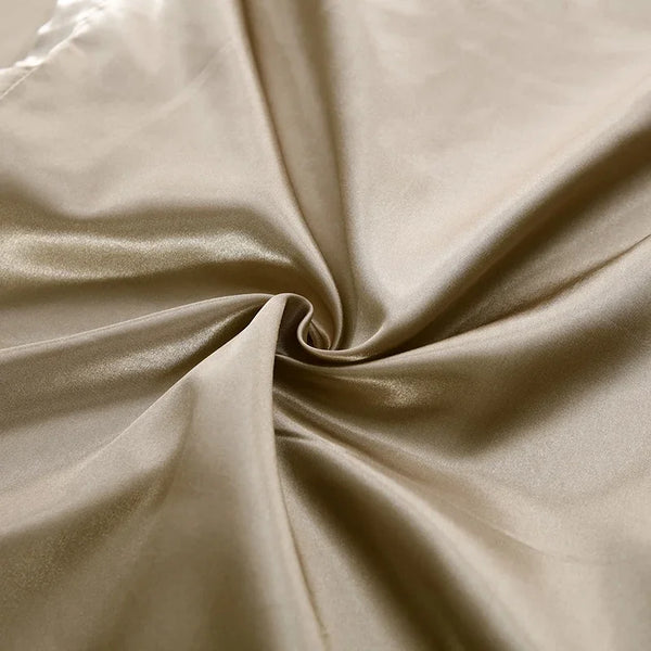 Zijde beddengoed set in beige, luxe satijnen dekbedovertrek, laken en kussensloop. Glanzende, effen kleur voor een elegante slaapkamer uitstraling.