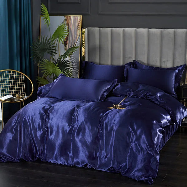 Luxe zijden beddengoedset in diepblauw, inclusief dekbedovertrek, hoeslaken en kussenslopen. Elegant satijn, perfect voor een stijlvolle slaapkamer.