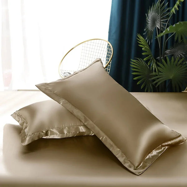 Zijde beddengoed set met dekbedovertrek, laken en kussensloop in luxe satijn, effen kleur. Hoogwaardige slaapkamer decoratie voor comfort en stijl.
