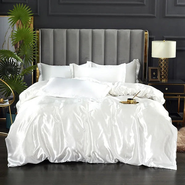 Luxe zijden beddengoedset met dekbedovertrek, laken en kussensloop in effen wit. Elegant satijn, perfect voor een stijlvolle slaapkamerinrichting.
