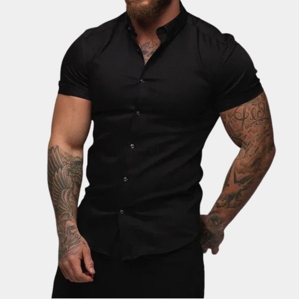 Zwart herenoverhemd met korte mouwen, getailleerd design, geschikt voor casual en formele gelegenheden. Perfect voor modebewuste mannen.