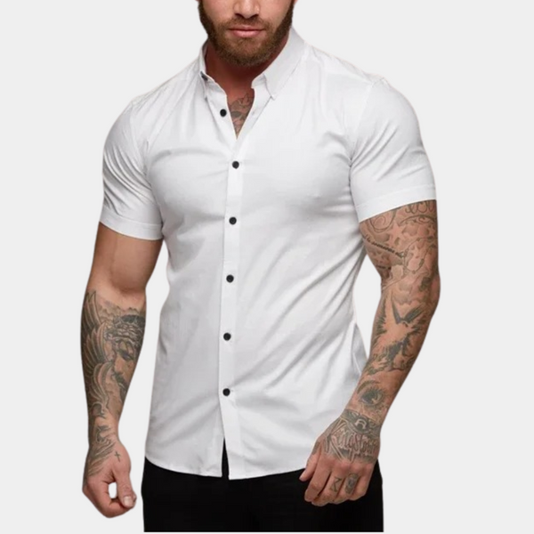 Wit herenoverhemd met korte mouwen en zwarte knopen, ideaal voor casual en zakelijke gelegenheden. Comfortabele pasvorm, moderne stijl.
