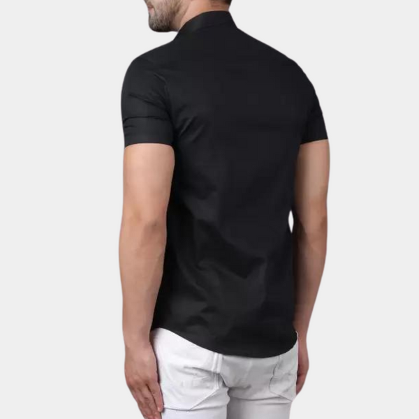 Zwart herenoverhemd met korte mouwen, gedragen door model, stijlvolle casual look, perfect voor zomerse gelegenheden, modetrend 2023.