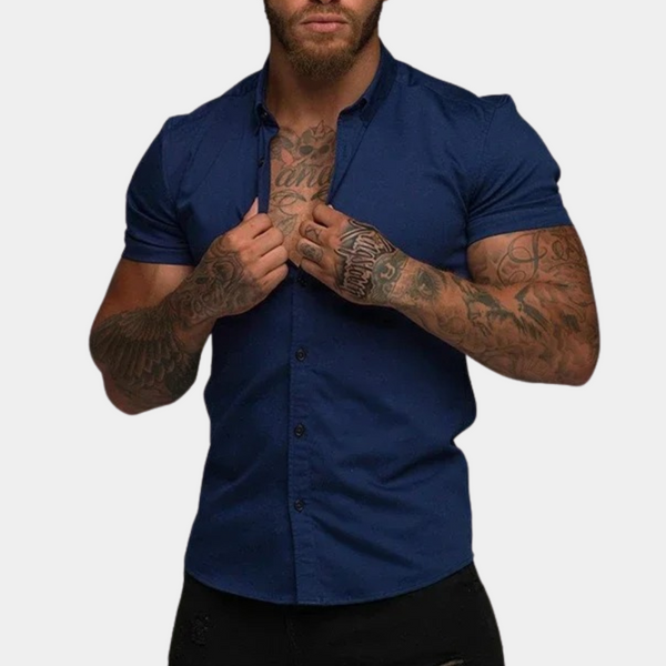 Man in donkerblauw herenoverhemd met korte mouwen en tatoeages, knoopsluiting, casual stijl. Perfect voor modieuze en comfortabele herenkleding.