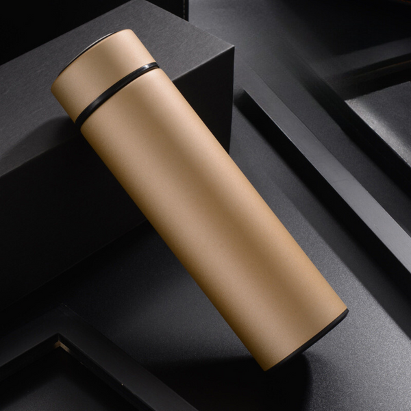 Gouden slimme thermosfles met temperatuurweergave, minimalistisch ontwerp, ideaal voor warme en koude dranken, roestvrij staal, modern en stijlvol.