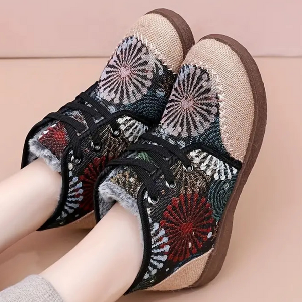 Vintage stijl damesschoenen met kleurrijk bloemenpatroon, warme voering en stevige zool. Perfect voor herfst- en wintermode. Comfortabele casual schoenen.