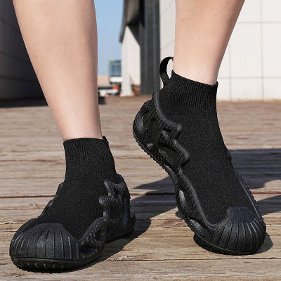 Zwarte unisex waterschoenen met sokachtige pasvorm, antislip zool en ademend materiaal, ideaal voor outdoor activiteiten en watersport.