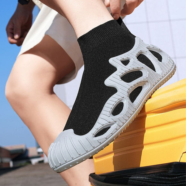 Moderne zwarte sok-sneaker met grijze rubberen zool, ademend ontwerp, unisex mode, comfortabele pasvorm, ideaal voor casual en sportieve outfits.