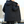 Man in zwarte lange winterjas met capuchon, buiten gefotografeerd. Stijlvolle herenjas, ideaal voor koude seizoenen. Comfortabele en warme pasvorm.
