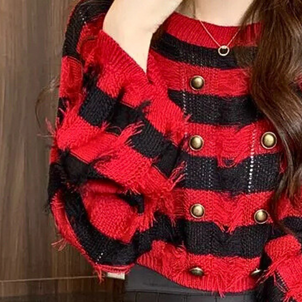 Rood-zwart gestreepte trui met gouden knopen, damesmode, trendy herfstkleding, casual stijl, comfortabele gebreide stof.