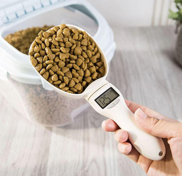 Digitale weegschaal schep met hondenvoer, toont 125g. Ideaal voor nauwkeurige portiecontrole. Handig voor huisdiervoeding en dieetbeheer.