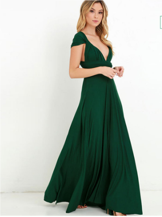 Vrouw in elegante groene avondjurk met diepe V-hals en korte mouwen, staand tegen een witte achtergrond. Perfect voor formele gelegenheden.